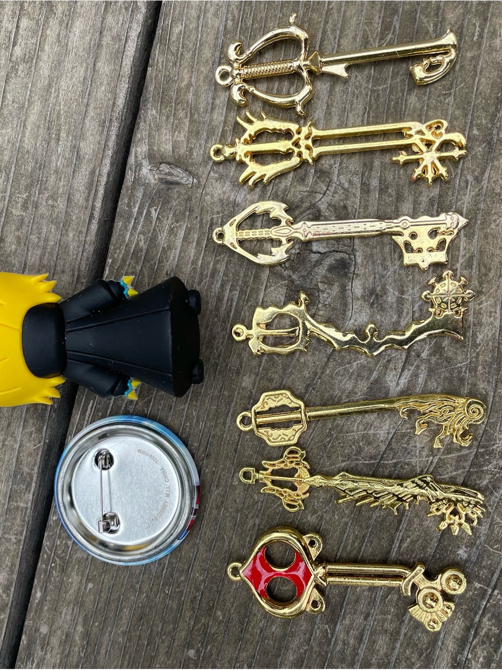 Kingdom Hearts Collector Lot – 7 Metal Keyblades + Roxas Keychain + Mickey Pin - Picture 3 of 3